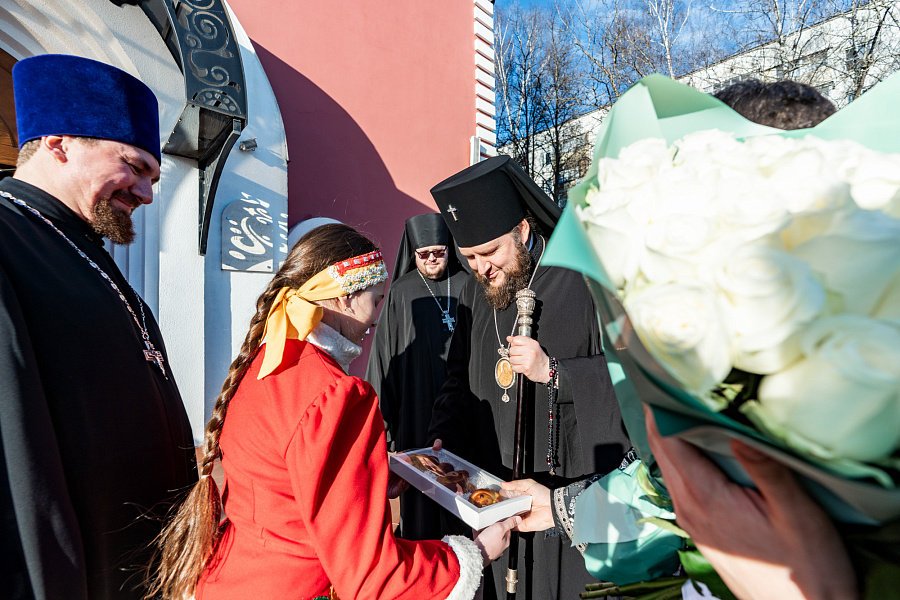 Вечерня с чтением акафиста Страстям Христовым в Александро-Невском храме города Видное